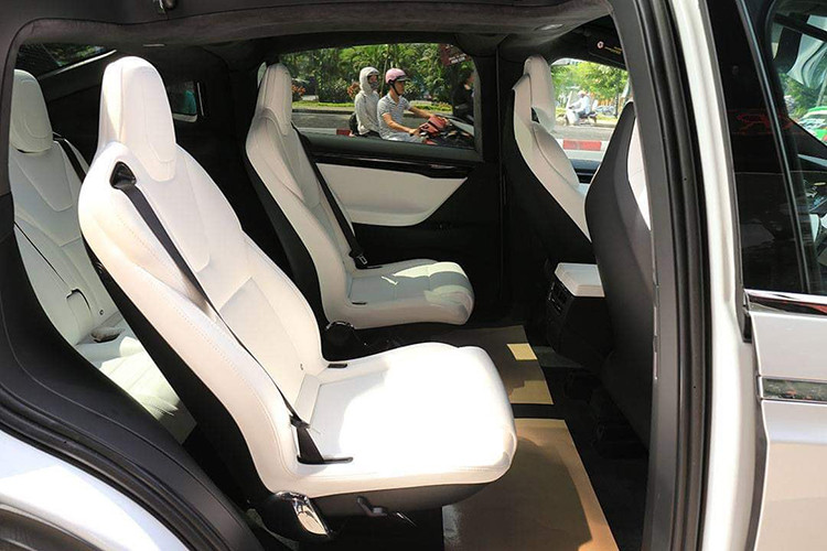 Chưa hết, hãng Tesla còn mang đến một tính năng ấn tượng khác cho chiếc SUV điện này mang tên gọi là Xmas. Khi được kích hoạt trên chìa khoá, đèn của chiếc Tesla Model X sẽ nhấp nháy trên nền nhạc, sau đó, cửa cánh chim ở 2 hàng ghế phía sau của Model X P100D sẽ tự động mở lên và "đập cánh".