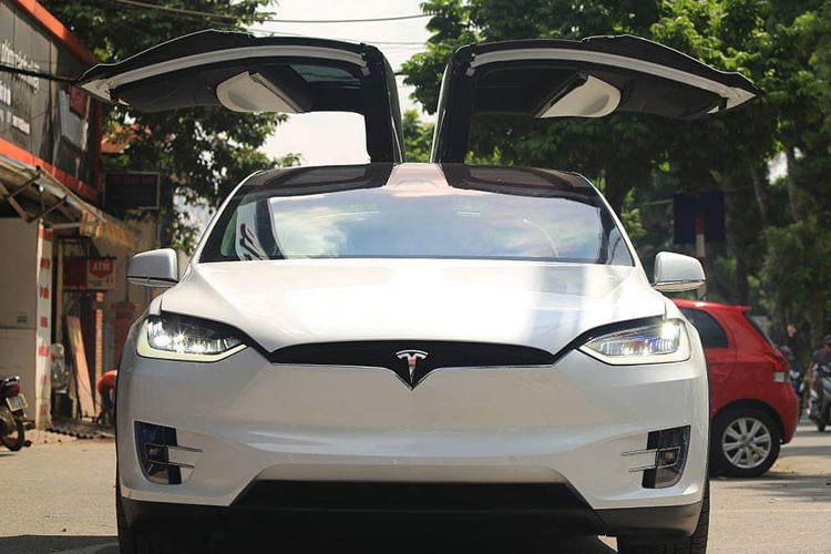 Chiếc Tesla Model X P100D thứ 4 tại Việt Nam có ngoại và nội thất "tông xuyệt tông" màu trắng. Thiết kế hệ thống đèn chiếu sáng của xe đều là dạng LED. Phía trước không có lưới tản nhiệt cỡ lớn như xe thông thường. Dưới nắp capo trước là khoang hành lý lớn do động cơ đặt ở dưới gầm xe. Nhờ cách sắp đặt này, chiếc SUV có trọng tâm thấp, nâng cao tính ổn định khi di chuyển.