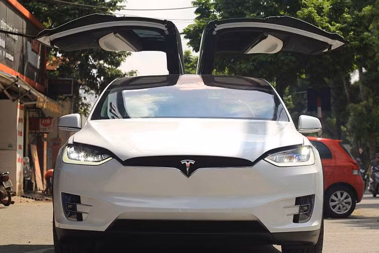 Chiếc Tesla Model X P100D thứ 4 tại Việt Nam có ngoại và nội thất "tông xuyệt tông" màu trắng. Thiết kế hệ thống đèn chiếu sáng của xe đều là dạng LED. Phía trước không có lưới tản nhiệt cỡ lớn như xe thông thường. Dưới nắp capo trước là khoang hành lý lớn do động cơ đặt ở dưới gầm xe. Nhờ cách sắp đặt này, chiếc SUV có trọng tâm thấp, nâng cao tính ổn định khi di chuyển.