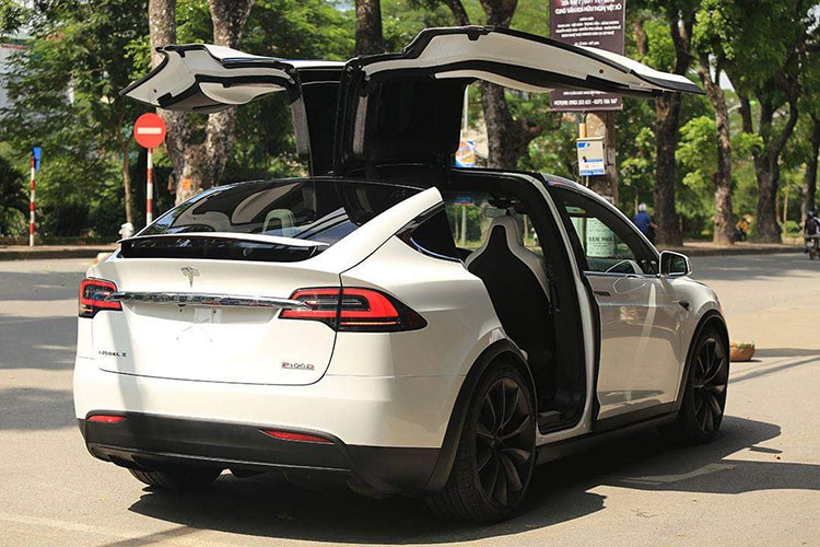 Ra mắt lần đầu vào 9/2015, Tesla Model X 2016 là chiếc xe gầm cao chạy điện đầu tiên trên Thế giới được sản xuất hàng loạt. Nó đồng thời là mẫu xe thứ 3 của hãng xe điện Tesla của Mỹ sau chiếc xe thể thao Roadster và sedan Model S.