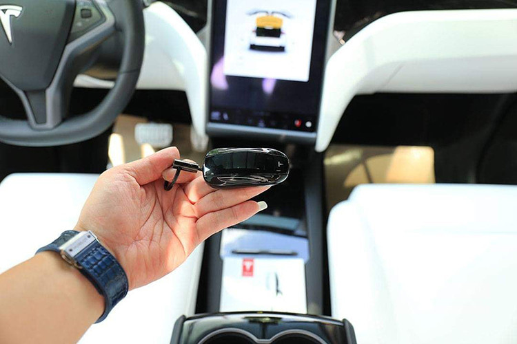 Ngoài ra, mẫu SUV Tesla Model X P100D còn sở hữu nhiều tính năng ấn tượng như cửa và xe tự khởi động khi tài xế cầm chìa khóa bước đến gần.