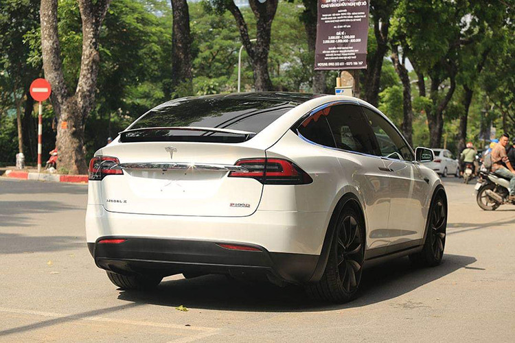 Model X là dòng xe thương mại thứ 2 mà hãng xe ôtô điện Tesla đưa vào sản xuất, ra mắt năm 2015. Tại Việt Nam, Tesla vẫn thuộc dạng hàng hiếm nếu so với mẫu BMW i8 do sử dụng động cơ hoàn toàn bằng điện.