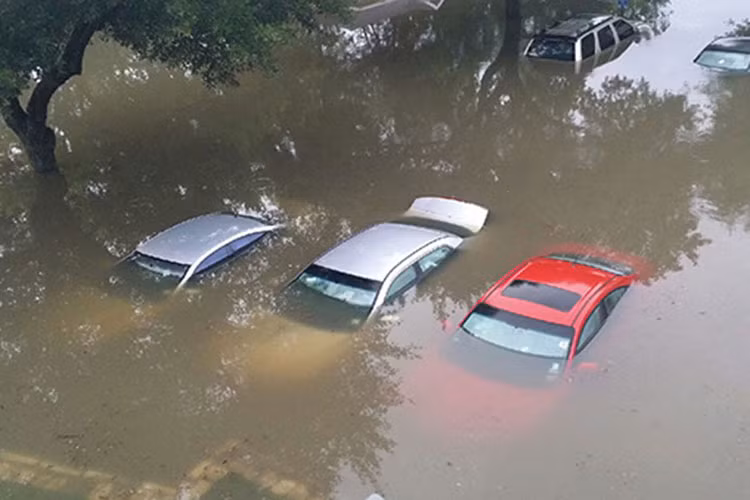 Oto dien va xe dong co dot trong - xe nao loi nuoc tot hon?