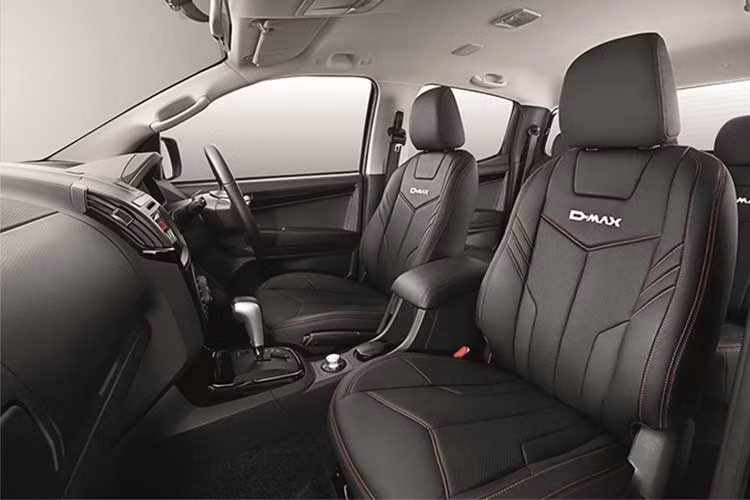 Hiện các phiên bản Isuzu D-Max tại Malaysia sử dụng động cơ dầu 2,5 L4JK1-TCX, đạt 136 mã lực ở vòng tua 3.600 vòng / phút và mô men xoắn 320 Nm từ 1.800 đến 2.800 vòng/ phút, và một động cơ 4JJ1-TCX 3.0 Lcó công suất 177 mã lực tại vòng tua 3.600 vòng/ phút và 380 Nm từ 1.800 đến 2.800 vòng/ phút.