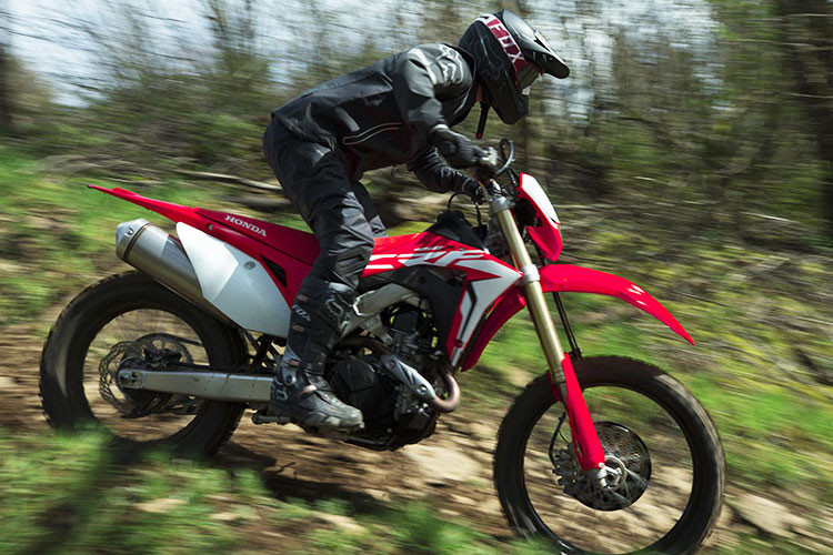 Dù chỉ còn 1 ống xả, tuy nhiên CRF450L vẫn cho ít tiếng động hơn so với 450X hay 450R bởi các bộ lọc khí thải bên trong lon pô lớn. Khung xe và động cơ của xe cũng được thừa hưởng từ người anh em CRF450X, nhưng đã được hiệu chỉnh lại đôi chút để có thể lưu hành trên đường phố.