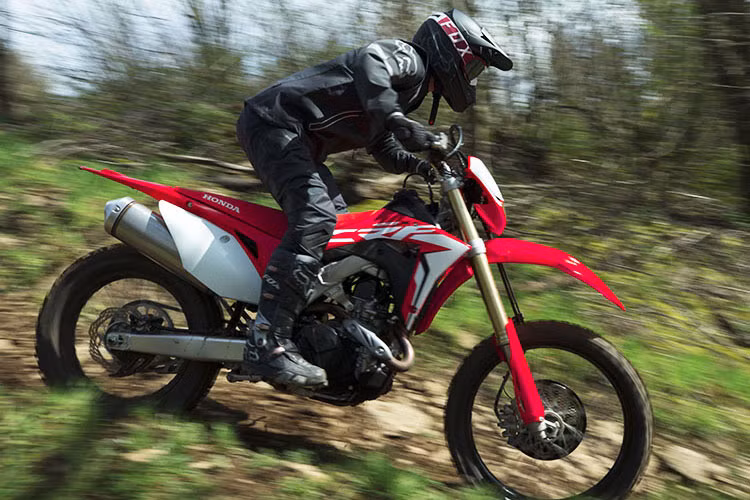 Dù chỉ còn 1 ống xả, tuy nhiên CRF450L vẫn cho ít tiếng động hơn so với 450X hay 450R bởi các bộ lọc khí thải bên trong lon pô lớn. Khung xe và động cơ của xe cũng được thừa hưởng từ người anh em CRF450X, nhưng đã được hiệu chỉnh lại đôi chút để có thể lưu hành trên đường phố.