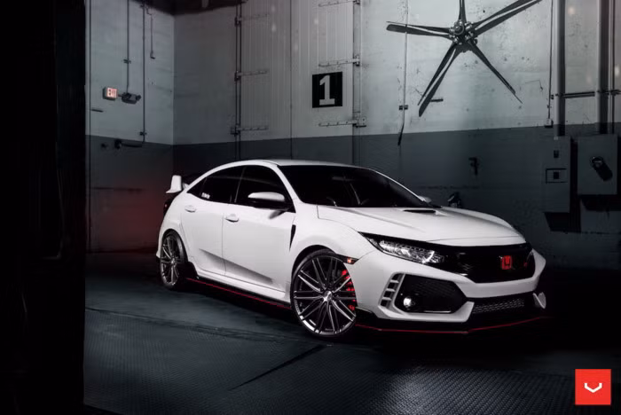Civic Type R hiện đang là một trong những mẫu hatchback thể thao (hot hatch) với hiệu năng cao nhất trong phân khúc. Không chỉ dừng lại ở đó, Civic Type R cũng sở hữu kiểu dáng có thể coi là "ngầu" và thể thao nhất trong số các mẫu hot hatch trên thị trường xe hơi thể thao hiện nay.