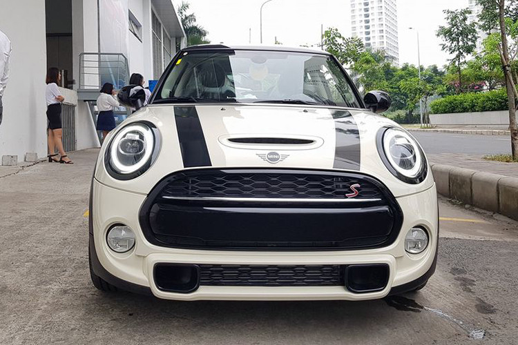 Hộp số tự động 7 cấp Steptronic ly hợp kép cũng được trang bị tiêu chuẩn trên MINI phiên bản nâng cấp. Hộp số mới cho phép sử dụng linh hoạt giữa chế độ MID và GREEN cũng như chức năng khởi động/dừng. Điều hướng và dữ liệu của camera trước giờ đây có thể được tích hợp trong bảng điều khiển, cho phép xác định chính xác hơn so với trước. Dự tính xe sẽ được bán ra vào cuối tháng 12/2018.