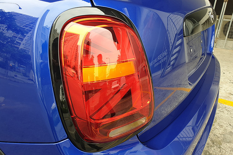 Logo thương hiệu xe MINI mới được thiết kế rõ ràng, chân thực và đơn giản hơn, xuất hiện trên nắp ca-pô, cửa cốp, tay lái, bảng điều khiển trung tâm và thiết bị điều khiển từ xa của tất cả mẫu xe phiên bản nâng cấp.