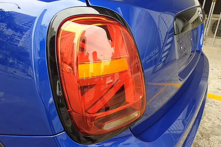 Logo thương hiệu xe MINI mới được thiết kế rõ ràng, chân thực và đơn giản hơn, xuất hiện trên nắp ca-pô, cửa cốp, tay lái, bảng điều khiển trung tâm và thiết bị điều khiển từ xa của tất cả mẫu xe phiên bản nâng cấp.