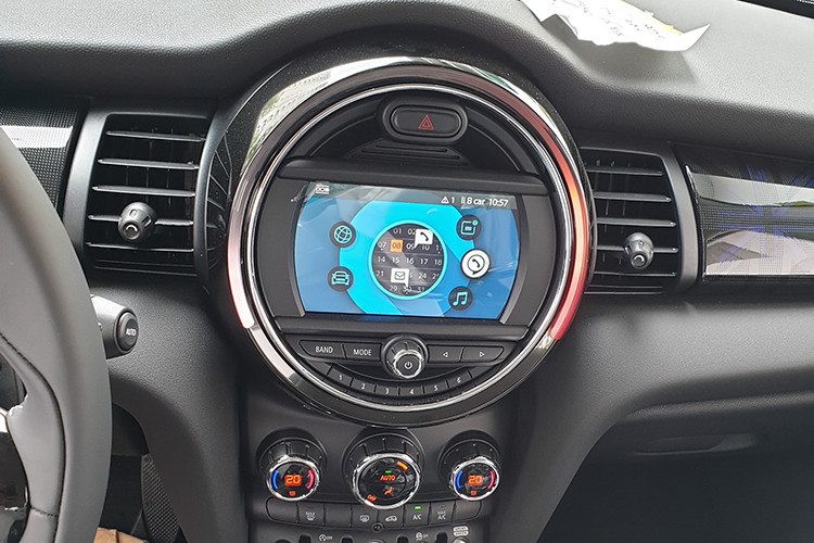 Trang bị tiêu chuẩn của MINI 2019 mới cũng bao gồm một hệ thống âm thanh với bảng điều khiển trung tâm màn hình màu 6,5 inch cảm ứng, tích hợp với điện thoại di động thông qua Bluetooth. Ngoài ra, nó còn được bổ sung tuỳ chọn da bọc mới: Leather Chester Malt và lựa tuỳ chọn màu đường viền nội thất Malt Brown.