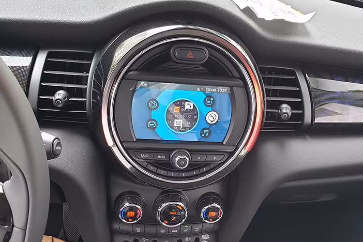 Trang bị tiêu chuẩn của MINI 2019 mới cũng bao gồm một hệ thống âm thanh với bảng điều khiển trung tâm màn hình màu 6,5 inch cảm ứng, tích hợp với điện thoại di động thông qua Bluetooth. Ngoài ra, nó còn được bổ sung tuỳ chọn da bọc mới: Leather Chester Malt và lựa tuỳ chọn màu đường viền nội thất Malt Brown.