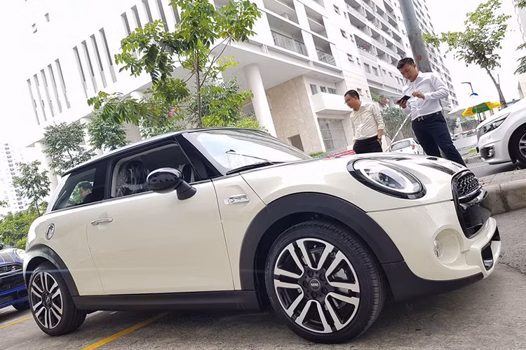 Về khả năng vận hành, MINI nâng cấp khối động cơ TwinPower Turbo, bộ điều khiển điện tử, bộ cấp dầu, cửa nạp gió, bộ làm mát và hệ thống ống xả. Nắp động cơ có trọng lượng nhẹ hơn vì được làm bằng nhựa gia cường sợi carbon (CFRP). Ngoài ra, tất cả các động cơ xăng đều có tính năng phun xăng trực tiếp với áp lực tối đa tăng từ 200 đến 350 bar và các bộ tăng áp được làm từ vật liệu có khả năng chịu nhiệt cao.