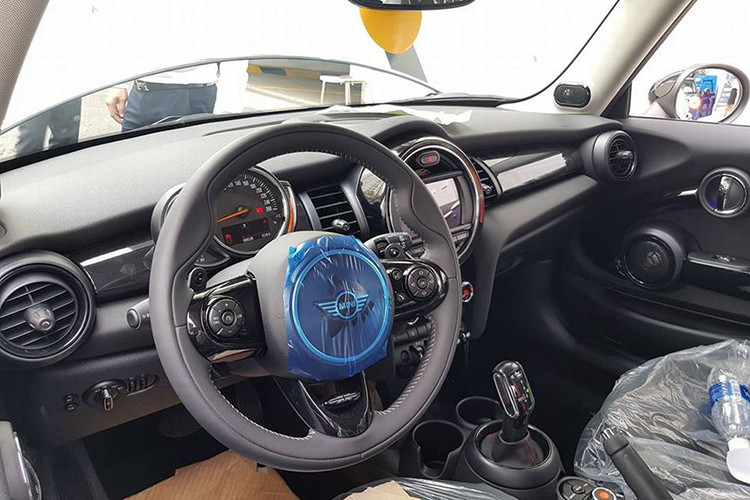 Bên trong, nội thất xe nổi bật với ốp đèn trang trí khoang lái được trang bị tiêu chuẩn trên tất cả các xe MINI mới tại Việt Nam, bao gồm nhiều bóng đèn LED nhỏ nằm bên trong ốp bề mặt khoang lái, có thể thay đổi nhiều màu sắc, đồng bộ theo trang bị gói đèn trang trí nội thất MINI Excitement Package.