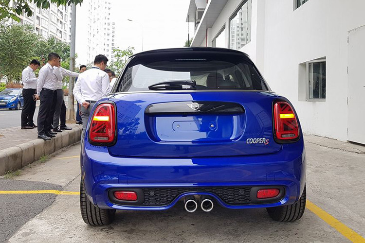 Cụm đèn hậu được thiết kế mới kiểu Union Jack đậm chất Anh quốc với đèn xi-nhan nhỏ gọn hiển thị ngang, đèn phanh hiển thị dáng đứng và đèn đuôi dạng chéo tạo nên tổng thể hình lá cờ Vương quốc Anh.