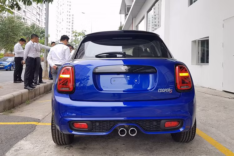 Cụm đèn hậu được thiết kế mới kiểu Union Jack đậm chất Anh quốc với đèn xi-nhan nhỏ gọn hiển thị ngang, đèn phanh hiển thị dáng đứng và đèn đuôi dạng chéo tạo nên tổng thể hình lá cờ Vương quốc Anh.