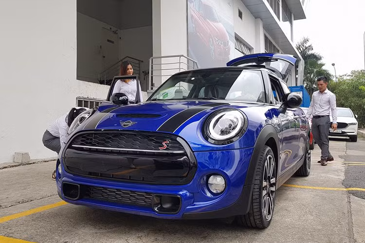 Sau khi được đưa về Việt Nam hồi đầu tháng 12 này, những chiếc xe MINI 2019 mới hiện tại đã có mặt tại đại lý ở TP HCM và chuẩn bị ra mắt người tiêu dùng. Cả 2 chiếc vừa được đưa về showroom đều thuộc phiên bản Cooper S với nhiều điểm mới đáng chú ý trong thiết kế.