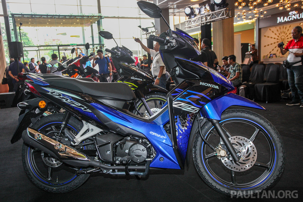 Hệ thống phuộc và phanh của của mẫu xe số Honda Dash 125 mới này không có sự thay đổi so với trước, vẫn là ống lồng thông thường và giảm xóc đôi ở phía sau. Xe được trang bị vành đúc 5 cánh xoắn kiểu thể thao cho cả 2 bánh, với hệ thống phanh đĩa trước kèm heo Nissin 1 piston cho mọi phiên bản.