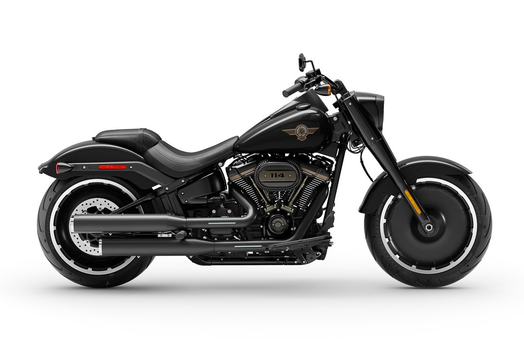 Harley-Davidson Fat Boy 30th Anniversary được phủ bởi lớp sơn màu đen mờ cùng các điểm nhấn màu đồng mang tên Vivid Black Anniversary.
