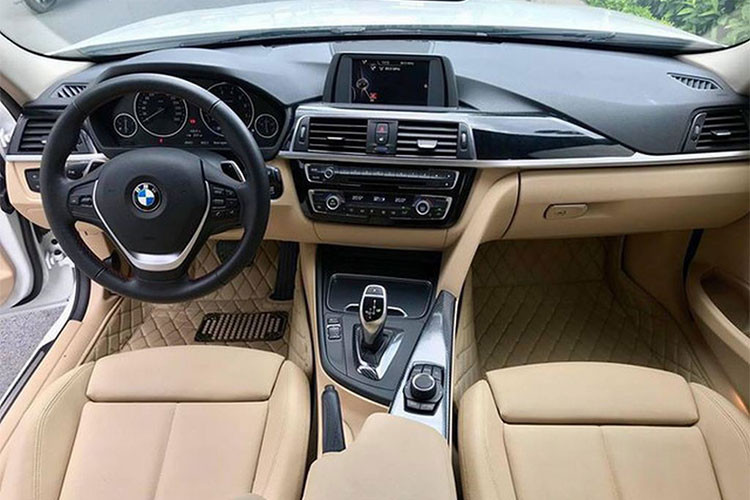 Nội thất của xe cũng chưa được chủ nhân thay đổi nhiều, chiếc xe vẫn giữ nguyên bản với ghế bọc da Dakota, ốp gỗ bóng hay kim loại. Vô-lăng 3 chấu bọc da, màn hình hiển thị với 4 đồng hồ analog nằm sau tay lái. Ghế lái có khả năng chỉnh điện nhớ 2 vị trí, cần số và phanh tay dạng điện tử, khởi động bằng nút bấm.