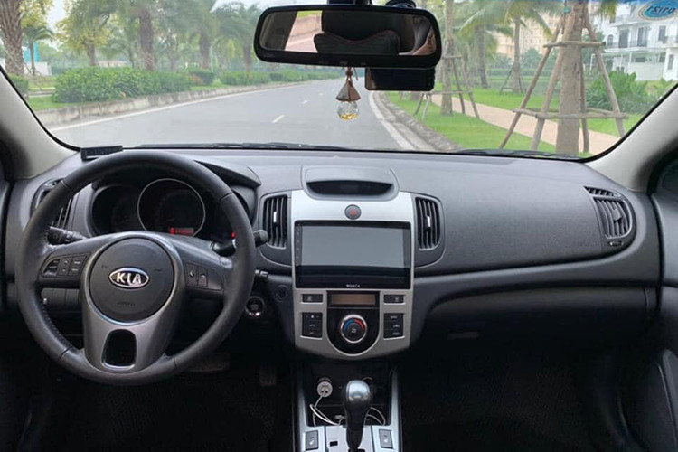 Kia Forte 2010 trang bị động cơ xăng 1.6L Gamma có công suất cực đại 122 mã lực tại vòng tua 6.300 vòng/phút và mô men xoắn cực đại 159 Nm tại vòng tua 4.200 vòng/phút. Hộp số được trang bị là loại hộp số tay 5 cấp hoặc hộp số tự động 4 cấp. Các phiên bản lắp ráp bởi Trường Hải (THACO) từ năm 2011 sẽ được nâng cấp lên hộp số tự động 6 cấp.