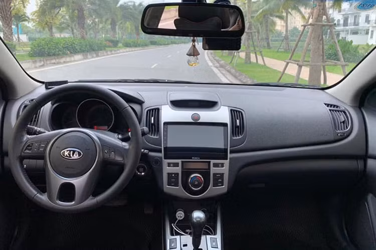 Kia Forte 2010 trang bị động cơ xăng 1.6L Gamma có công suất cực đại 122 mã lực tại vòng tua 6.300 vòng/phút và mô men xoắn cực đại 159 Nm tại vòng tua 4.200 vòng/phút. Hộp số được trang bị là loại hộp số tay 5 cấp hoặc hộp số tự động 4 cấp. Các phiên bản lắp ráp bởi Trường Hải (THACO) từ năm 2011 sẽ được nâng cấp lên hộp số tự động 6 cấp.