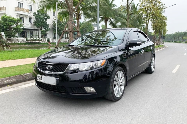 Mẫu xe sedan Kia Forte đóng vai trò là một trong các dòng ôtô mang đến khái niệm “full option” cho xe phổ thông tại Việt Nam. Ở thời điểm mà hầu hết các dòng xe giá rẻ đều sử dụng chìa khóa cơ, điều hòa cơ, gương chiếu hậu chống chói bằng tay… thì Kia Forte 2010 đã sở hữu chìa khóa thông minh, điều hòa tự động, chống chói tự động.