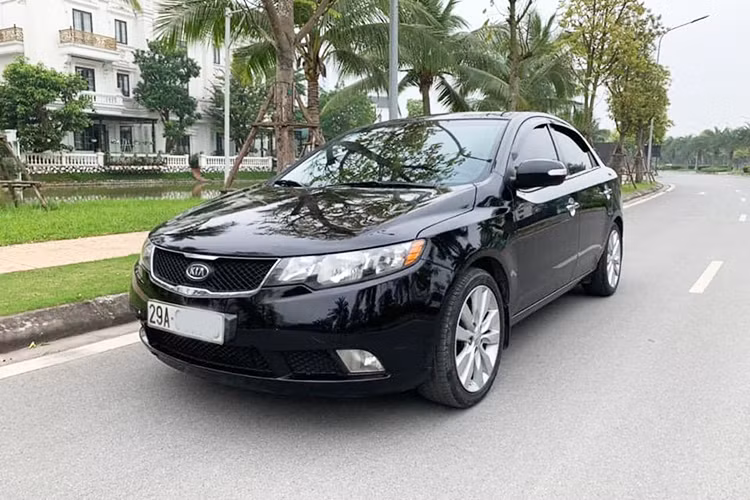Mẫu xe sedan Kia Forte đóng vai trò là một trong các dòng ôtô mang đến khái niệm “full option” cho xe phổ thông tại Việt Nam. Ở thời điểm mà hầu hết các dòng xe giá rẻ đều sử dụng chìa khóa cơ, điều hòa cơ, gương chiếu hậu chống chói bằng tay… thì Kia Forte 2010 đã sở hữu chìa khóa thông minh, điều hòa tự động, chống chói tự động.