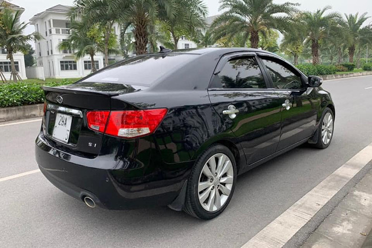 Thậm chí chiếc xe này còn sở hữu cửa sổ trời, cảm biến và camera lùi, ghế sưởi vốn là trang bị “xa xỉ” đối với xe phân khúc C năm 2010. Từ 2009 – 2010 và vài năm sau đó, Kia Forte nhập khẩu được đưa về thị trường Việt Nam khá nhiều từ Hàn Quốc, hầu hết là phiên bản nội địa thông qua các doanh nghiệp nhập khẩu không chính hãng.