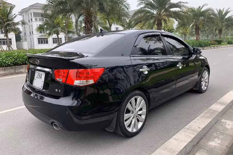 Thậm chí chiếc xe này còn sở hữu cửa sổ trời, cảm biến và camera lùi, ghế sưởi vốn là trang bị “xa xỉ” đối với xe phân khúc C năm 2010. Từ 2009 – 2010 và vài năm sau đó, Kia Forte nhập khẩu được đưa về thị trường Việt Nam khá nhiều từ Hàn Quốc, hầu hết là phiên bản nội địa thông qua các doanh nghiệp nhập khẩu không chính hãng.