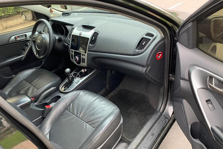 Ghế lái chỉnh cơ nhưng có hệ thống sưởi cho hàng ghế trước, khởi động bằng nút bấm đi kèm chìa khóa thông minh. Ngoài ra xe còn có cửa sổ trời, gương chỉnh và gập điện, vô lăng tích hợp nhiều nút chức năng, màn hình đơn sắc nhưng hiển thị đa thông tin như xe đời mới hiện nay.