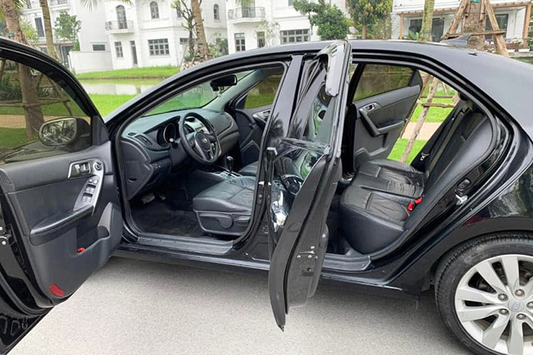 Trên bản cao cấp nhất của Kia Forte thế hệ cũ thời điểm đó cũng được trang bị màn hình Navigation cảm ứng nguyên bản. Điều hòa tự động một vùng có chức năng lọc không khí, đầu CD nối với 6 loa có thể kết nối USB/AUX/Bluetooth.