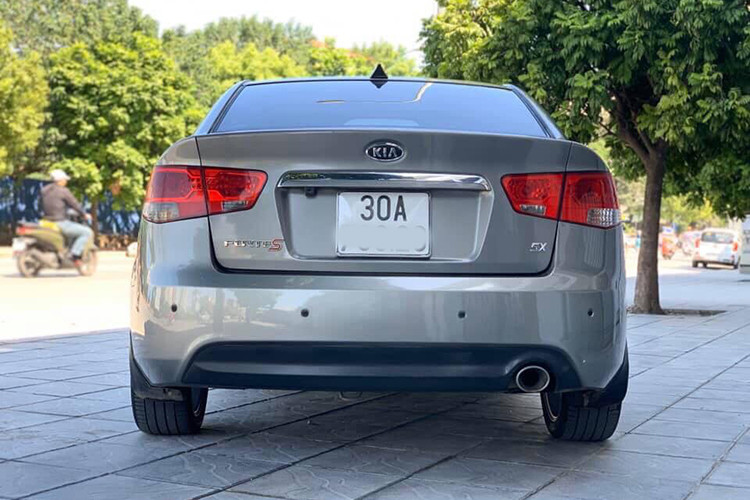 Hiện tại, giá xe Kia Forte nhập cũ đời 2009 – 2012 có giá khoảng từ 300 triệu đồng tại Việt Nam tuỳ tình trạng và đời, nó hiện chỉ ngang ngửa một chiếc xe cũ hạng A, đây là lựa chọn đáng cân nhắc với những người có nhu cầu mua xe rộng rãi nhưng giá rẻ và dễ sửa chữa, thay thế phụ tùng.