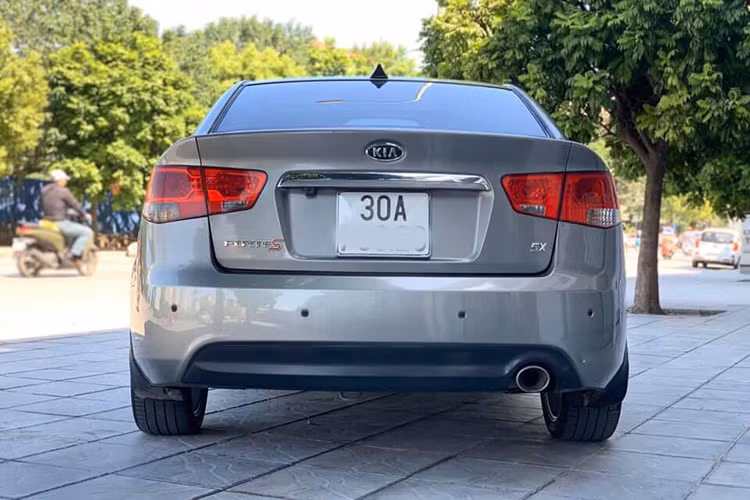 Hiện tại, giá xe Kia Forte nhập cũ đời 2009 – 2012 có giá khoảng từ 300 triệu đồng tại Việt Nam tuỳ tình trạng và đời, nó hiện chỉ ngang ngửa một chiếc xe cũ hạng A, đây là lựa chọn đáng cân nhắc với những người có nhu cầu mua xe rộng rãi nhưng giá rẻ và dễ sửa chữa, thay thế phụ tùng.