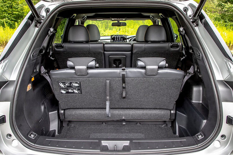 Outlander thế hệ mới sử dụng động cơ xăng 2.5L, sinh công suất 181 mã lực và mô-men xoắn 245 Nm. Kết nối với đó là hộp số tự động vô cấp CVT và tùy chọn hệ dẫn động hai bánh hoặc bốn bánh toàn thời gian Super All-Wheel Control 4WD. Xe có 5 chế độ địa hình, bao gồm Normal, Tarmac, Gravel, Snow và Mud.