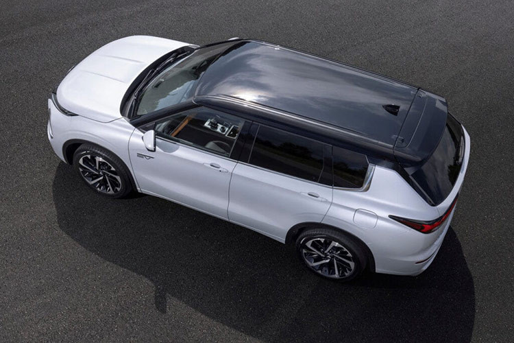 Trên bản cao nhất, xe được trang bị đèn pha LED hỗ trợ chiếu góc khi vào cua, tích hợp đèn sương mù. Đèn định vị ban ngày và đèn xi-nhan đặt phía trên, nối liền nắp ca-pô. Thiết kế thân xe Outlander 2024 vuông vức, góc cạnh hơn. Gương chiếu hậu đã rời khỏi trụ A, giúp cải thiện tầm quan sát tốt hơn. Đèn hậu khác hẳn so với thế hệ cũ.