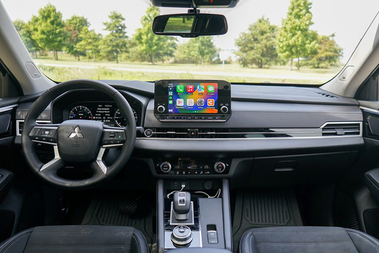 Với sự gia tăng kích thước chiều rộng thêm 50,8 mm và trục cơ sở từ 2.669 mm lên 2.706 mm, không gian nội thất Outlander thế hệ mới trở nên rộng rãi hơn hẳn. Thiết kế bên trong xe cũng thay đổi toàn bộ theo hướng gọn gàng, hiện đại, mang hơi hướng xe sang.