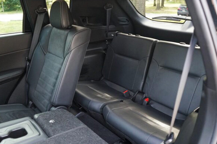 Trong đó có thể kể đến vô-lăng 4 chấu, tích hợp nhiều phím bấm chức năng; phía sau bố trí đồng hồ dạng cơ, trên bản cao nhất là màn hình 12,3 inch. Màn hình giải trí đặt nổi 10,8 inch, kết nối Apple CarPlay/Android Auto không dây được xem là cải tiến lớn nhất ở khu vực khoang lái. Phía dưới bố trí cụm điều hòa tự động khá thẩm mỹ.