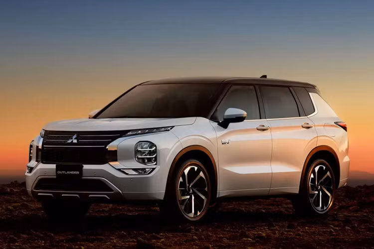 Outlander đang phân phối tại Việt Nam hiện nay là sản phẩm lắp ráp trong nước. Xe có 3 tùy chọn phiên bản cùng giá niêm yết từ 825 - 1.100 triệu đồng. Sau 5 tháng đầu năm 2024, lượng xe Outlander bán ra đạt 392 chiếc, thấp nhất phân khúc SUV/ CUV cỡ C.