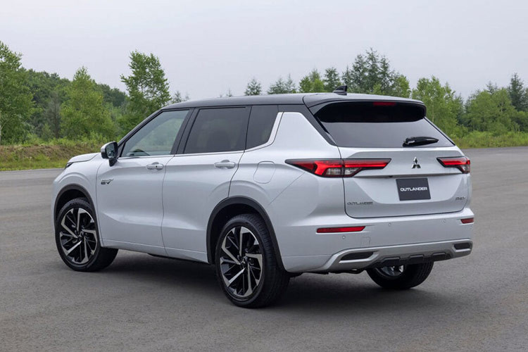 Ở thế hệ thứ 4, Mitsubishi Outlander 2024 tại Việt Nam vẫn tuân theo ngôn ngữ thiết kế Dynamic Shield nhưng đã có nhiều thay đổi để trở nên cứng cáp, hầm hố và hiện đại hơn. Sự thay đổi này được thể hiện ngay từ khu vực đầu xe với hệ thống đèn pha xếp tầng, dịch chuyển xuống dưới, tạo thành hốc gió độc đáo. Lưới tản nhiệt mở rộng với các thanh nẹp crom thanh mảnh hơn bản tiền nhiệm.