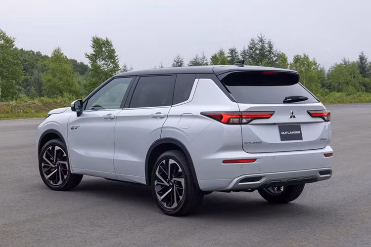 Ở thế hệ thứ 4, Mitsubishi Outlander 2024 tại Việt Nam vẫn tuân theo ngôn ngữ thiết kế Dynamic Shield nhưng đã có nhiều thay đổi để trở nên cứng cáp, hầm hố và hiện đại hơn. Sự thay đổi này được thể hiện ngay từ khu vực đầu xe với hệ thống đèn pha xếp tầng, dịch chuyển xuống dưới, tạo thành hốc gió độc đáo. Lưới tản nhiệt mở rộng với các thanh nẹp crom thanh mảnh hơn bản tiền nhiệm.