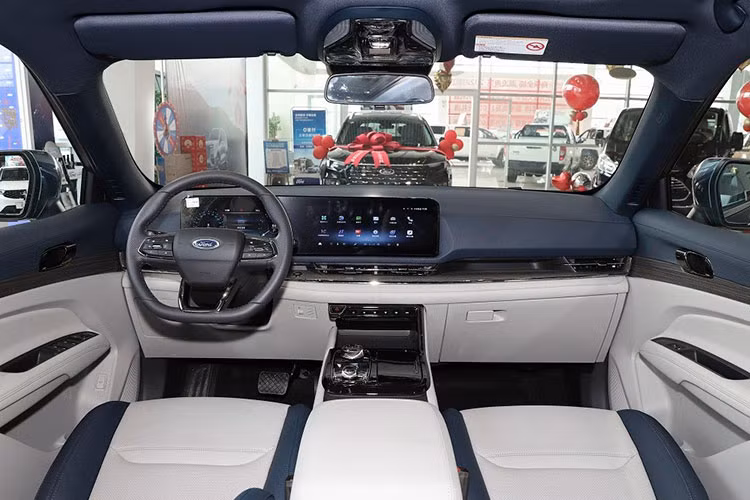 Hiện chưa có hình ảnh bên trong Ford Equator Sport 2022 phiên bản đặc biệt. Tuy nhiên, sẽ không ngạc nhiên nếu nội thất của xe cũng có những chi tiết mới, được thiết kế theo phong cách thể thao hơn.