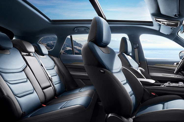 Bên cạnh đó là cửa sổ trời toàn cảnh Panorama, sạc điện thoại thông minh không dây, tính năng ra lệnh bằng giọng nói và nhiều ngăn chứa đồ tiện dụng, đặc biệt ở hàng ghế trước. Động cơ của Ford Equator Sport 2022 phiên bản đặc biệt vẫn là máy xăng EcoBoost 4 xi-lanh, tăng áp, dung tích 1.5L, sản sinh công suất tối đa 170 mã lực và mô-men xoắn cực đại 260 Nm.