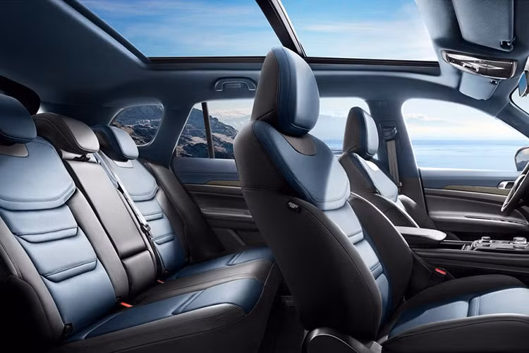 Bên cạnh đó là cửa sổ trời toàn cảnh Panorama, sạc điện thoại thông minh không dây, tính năng ra lệnh bằng giọng nói và nhiều ngăn chứa đồ tiện dụng, đặc biệt ở hàng ghế trước. Động cơ của Ford Equator Sport 2022 phiên bản đặc biệt vẫn là máy xăng EcoBoost 4 xi-lanh, tăng áp, dung tích 1.5L, sản sinh công suất tối đa 170 mã lực và mô-men xoắn cực đại 260 Nm.