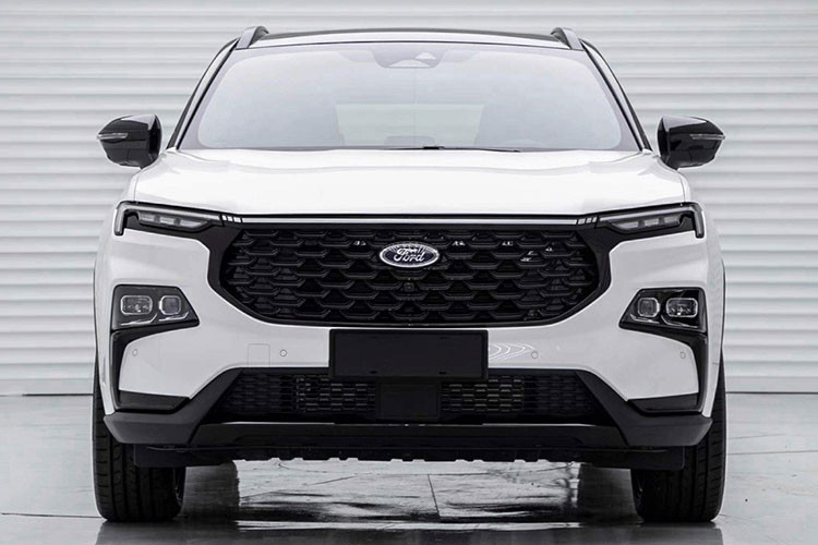 Cụ thể, Ford Equator Sport 2022 phiên bản đặc biệt được trang bị lưới tản nhiệt, tấm ốp gầm dưới cản trước, vành la-zăng, nẹp trên cửa, nóc xe, tem chữ nổi "Equator" trên cửa cốp và viền bao quanh 2 khe gió ở cản sau đều sơn màu đen.