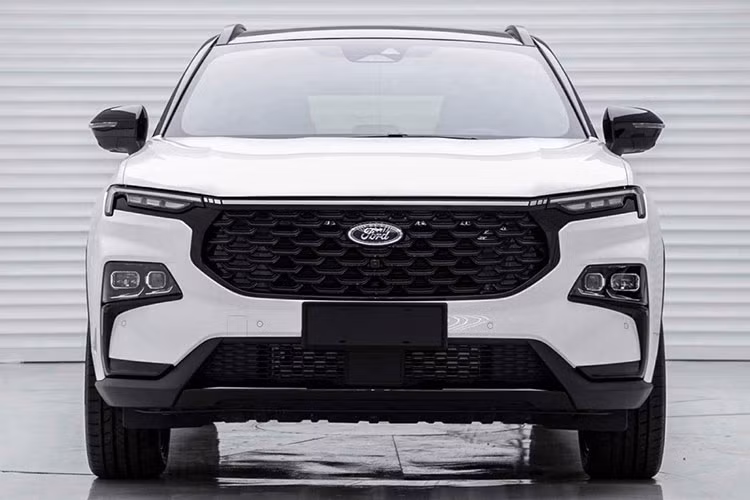 Cụ thể, Ford Equator Sport 2022 phiên bản đặc biệt được trang bị lưới tản nhiệt, tấm ốp gầm dưới cản trước, vành la-zăng, nẹp trên cửa, nóc xe, tem chữ nổi "Equator" trên cửa cốp và viền bao quanh 2 khe gió ở cản sau đều sơn màu đen.