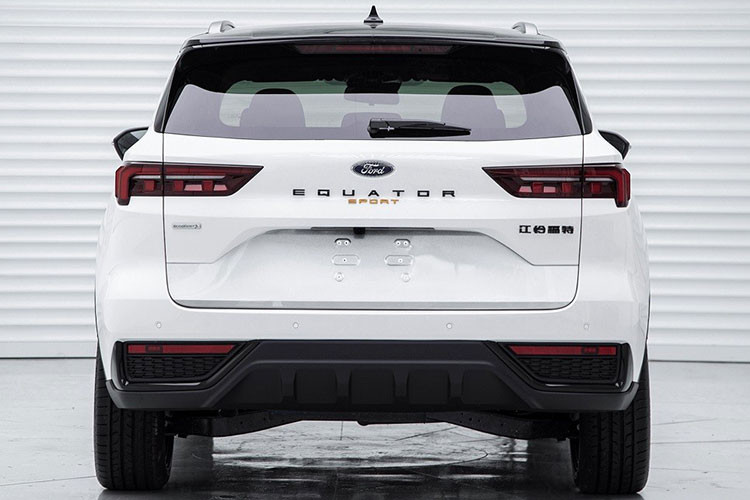 Những chi tiết ngoại thất của mẫu xe SUV cỡ C - Ford Equator Sport 2022 phiên bản đặc biệt tại Trung Quốc càng làm tăng vẻ thể thao và hầm hố cho chiếc xe. 