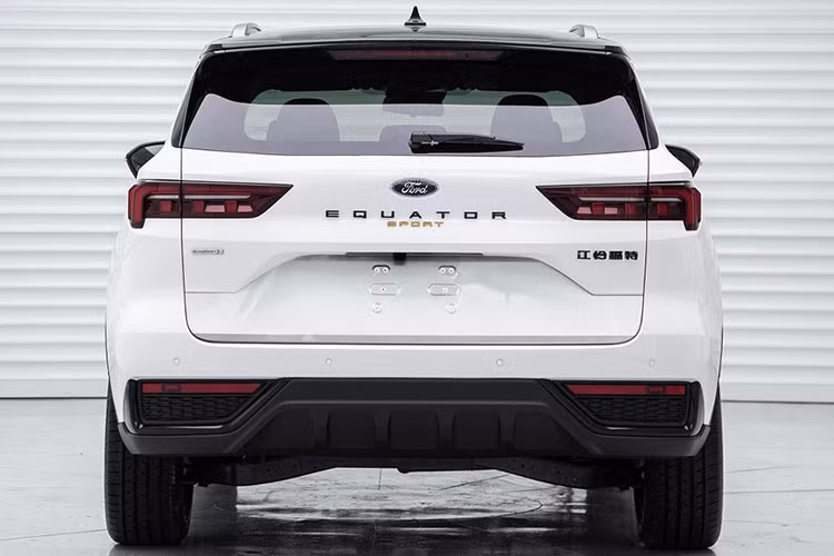 Những chi tiết ngoại thất của mẫu xe SUV cỡ C - Ford Equator Sport 2022 phiên bản đặc biệt tại Trung Quốc càng làm tăng vẻ thể thao và hầm hố cho chiếc xe. 