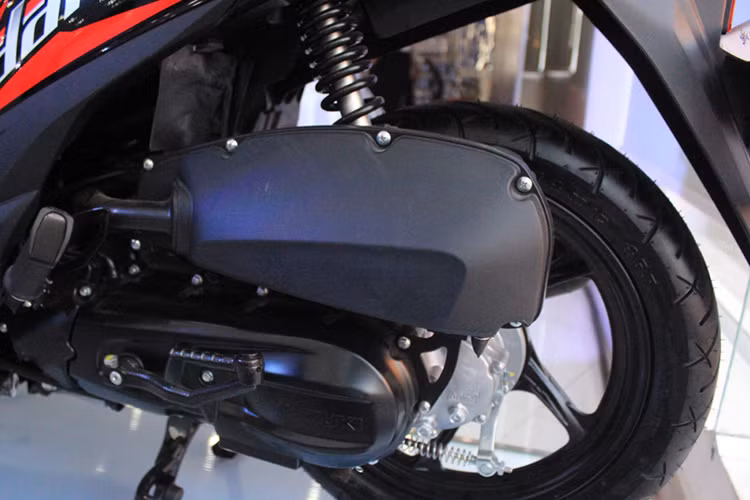 Xe được trang bị cặp vành đúc 5 chấu hợp kim 14 inch kết hợp với lốp không săm với kích thước 80/90 trước và 90/90 sau.