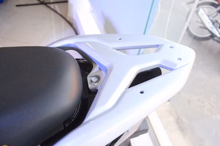 Suzuki Address 110 sở hữu yên mềm vừa đủ cho hai người, nhưng nếu là hai người lớn có trọng lượng khoảng trên 70kg sẽ hơi chật chội. Xe được trang bị tay xách sau thuôn dài, có thể lắp thêm thùng đồ phía sau xe.